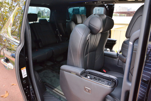 LEXUS凌志 LM300H  第18張相片