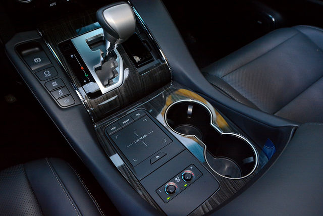 LEXUS凌志 LM300H  第17張相片