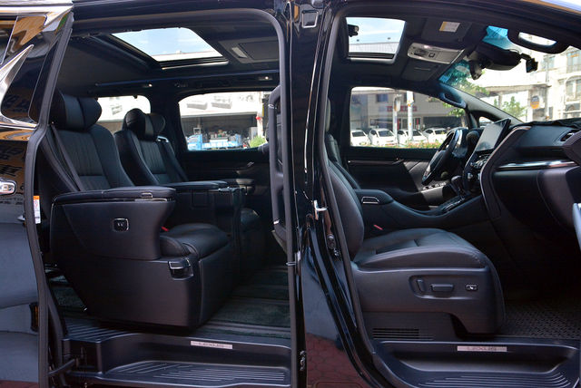 LEXUS凌志 LM300H  第19張相片