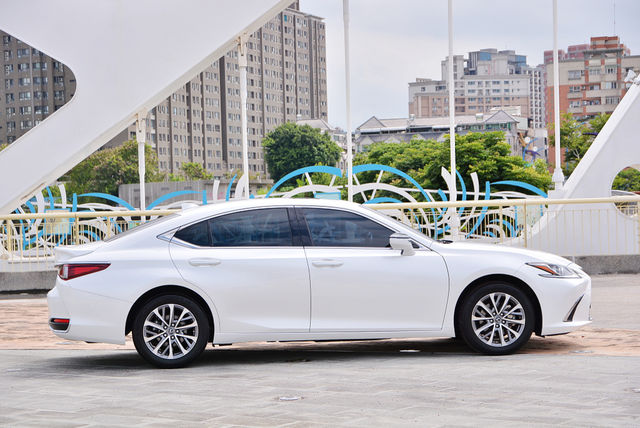 LEXUS凌志 ES300H  第8張相片