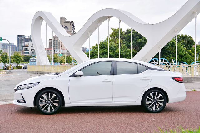NISSAN日產 SENTRA  第7張相片
