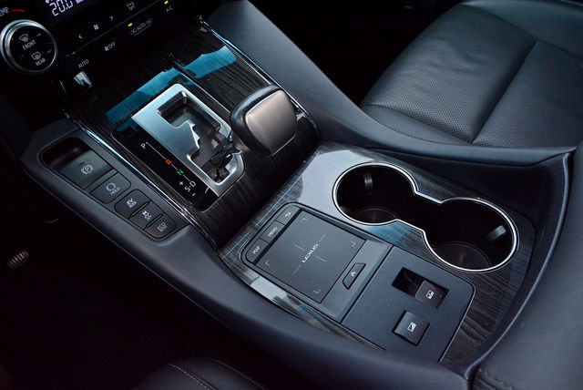 LEXUS凌志 LM300H  第14張相片