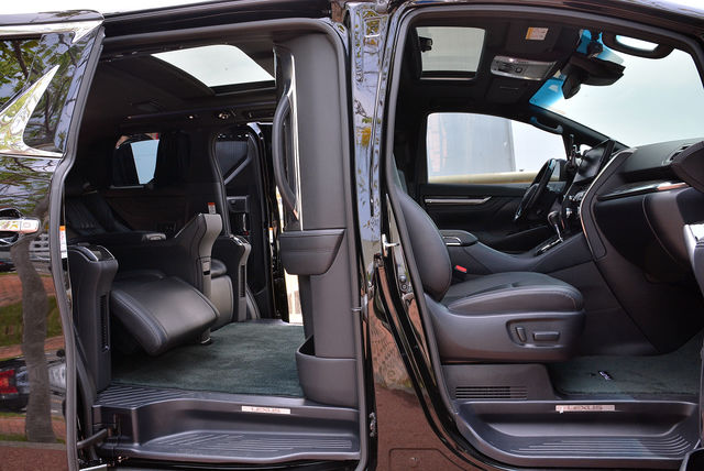 LEXUS凌志 LM300H  第15張相片