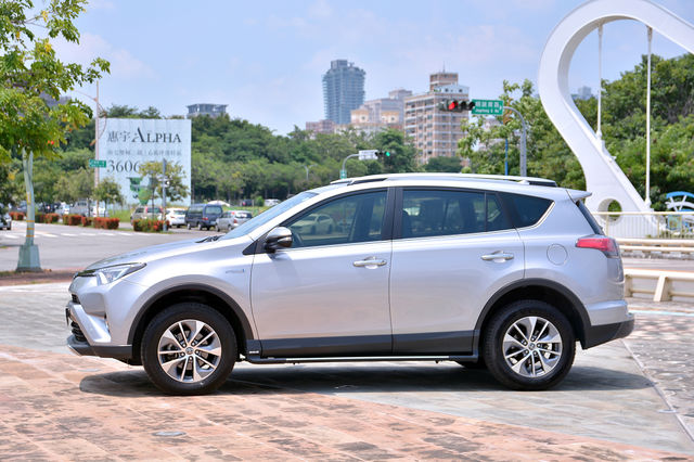 TOYOTA豐田 RAV4  第9張相片