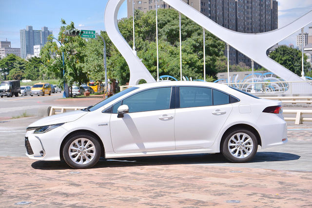 TOYOTA豐田 COROLLA ALTIS HYBRID  第9張相片