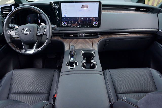 LEXUS凌志 LM500H  第13張相片
