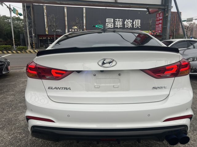 HYUNDAI現代 ELANTRA  第5張相片