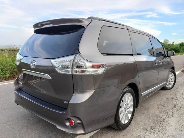 TOYOTA豐田 SIENNA  第2張相片
