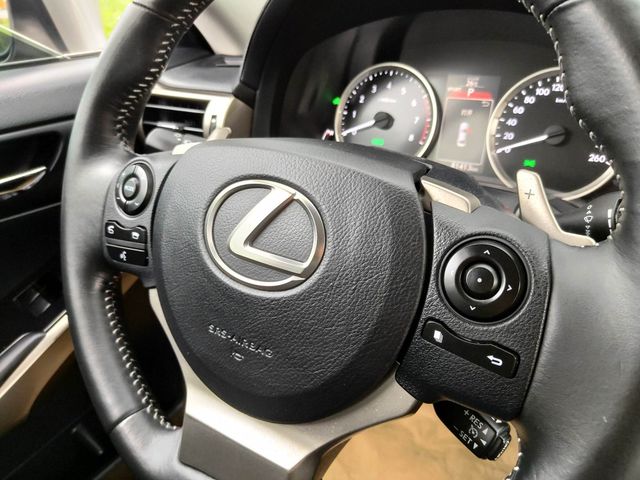 Lexus 凌志 IS 300H  第15張相片