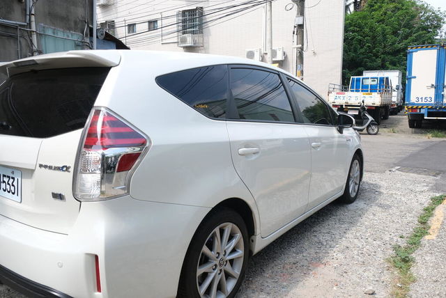TOYOTA豐田 PRIUS ALPHA  第2張相片