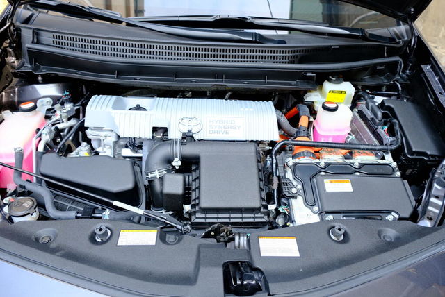 TOYOTA豐田 PRIUS ALPHA  第6張相片