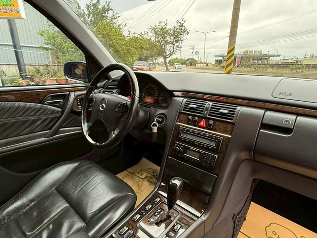 M-BENZ賓士 E320  第13張相片
