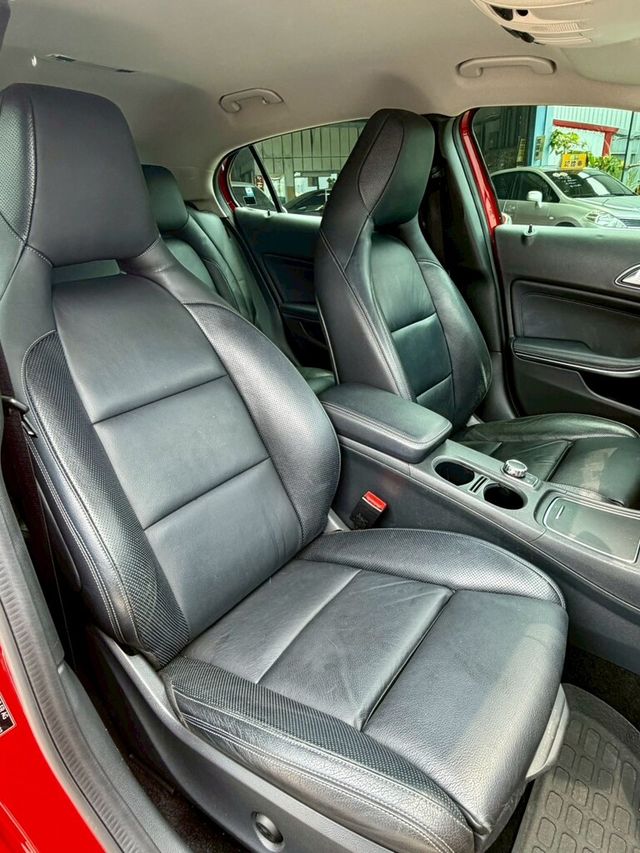 M-BENZ賓士 GLA180  第13張相片
