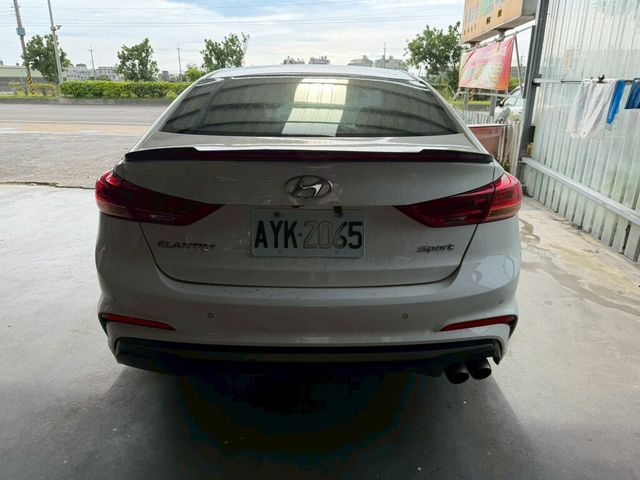 HYUNDAI現代 ELANTRA  第4張相片