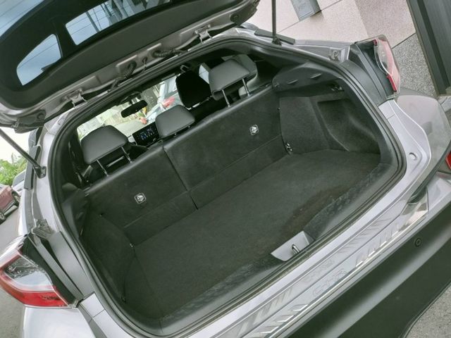 Toyota C-HR  第8張相片