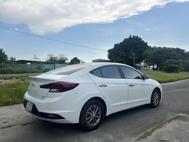HYUNDAI現代 ELANTRA  第7張相片