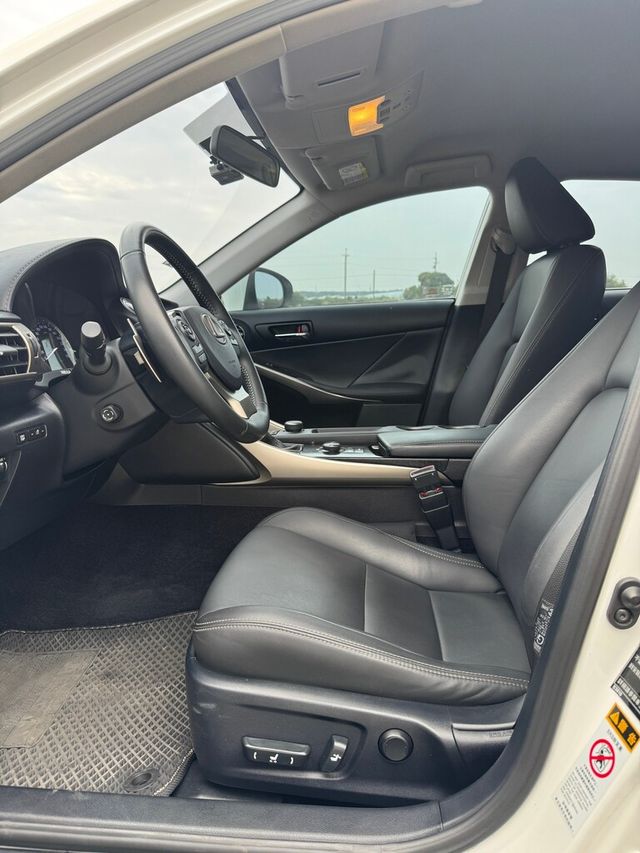 LEXUS凌志 IS 300H  第13張相片