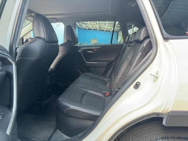 Toyota RAV4  第8張相片