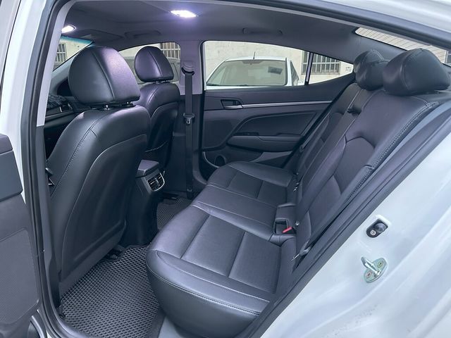 HYUNDAI現代 ELANTRA  第7張相片