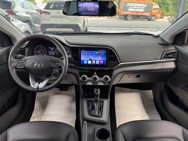 HYUNDAI現代 ELANTRA  第4張相片