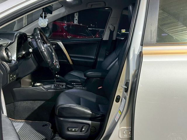 TOYOTA豐田 RAV4  第8張相片