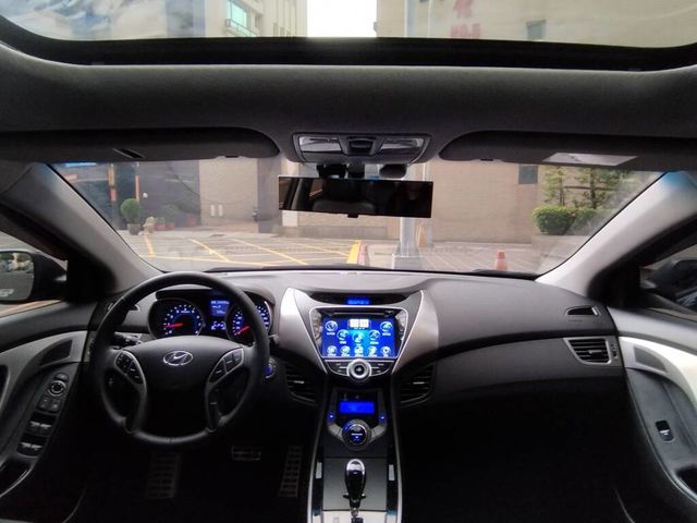 HYUNDAI現代 ELANTRA  第9張相片