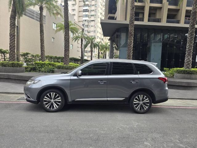 MITSUBISHI三菱 OUTLANDER  第4張相片