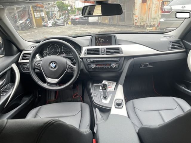 BMW寶馬 318D SEDAN  第5張相片