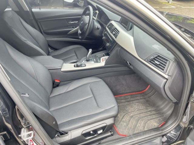 BMW寶馬 318D SEDAN  第10張相片