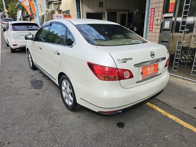 Nissan Bluebird  第7張相片