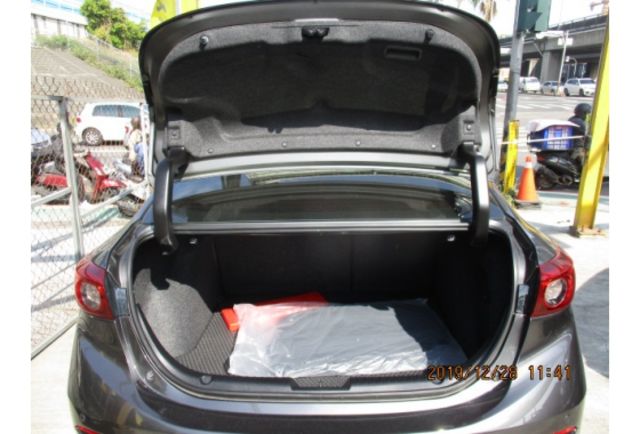 Mazda MAZDA3  第7張相片