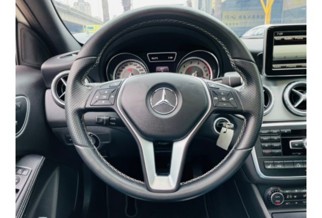 配備滿滿滿 GLA250 四傳.全景.盲點.AMG.電尾.未領牌  第7張相片