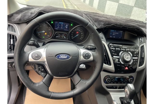 2015年 Ford Focus 5D 2.0S 天窗  五門掀背車  第10張相片