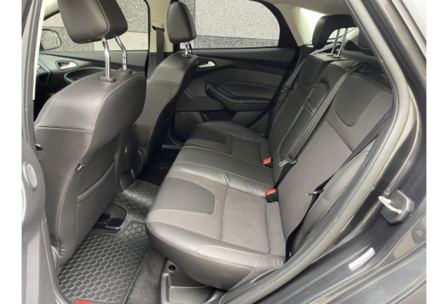 2015年 Ford Focus 5D 2.0S 天窗  五門掀背車  第14張相片