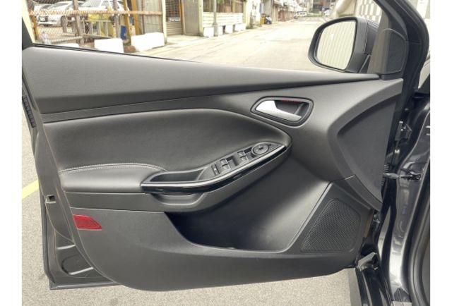 2015年 Ford Focus 5D 2.0S 天窗  五門掀背車  第15張相片