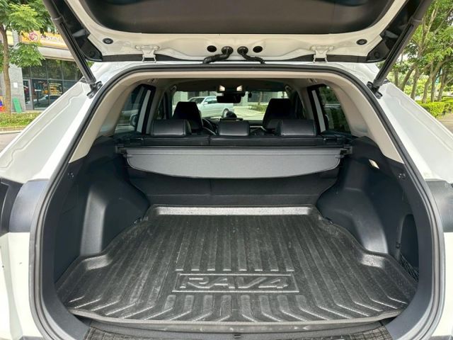 2022 RAV4 旗艦款 白色  第6張相片