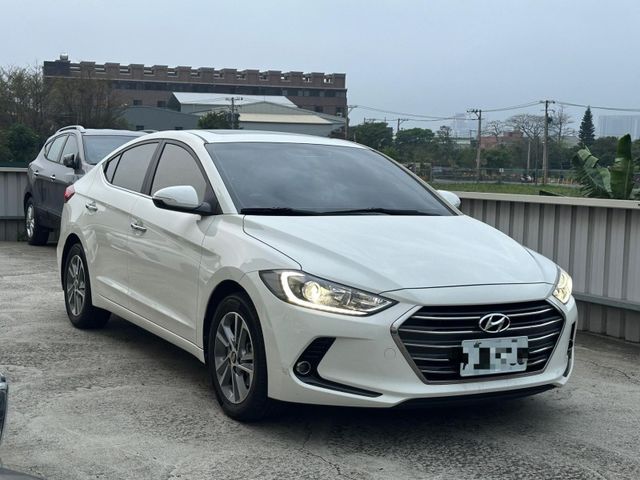 Hyundai Elantra  第8張相片