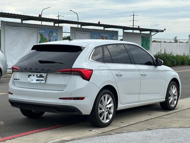 2022年SKODA SCALA 1.0TSI 白色  第7張相片