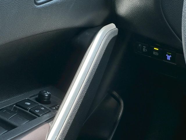 2025年Toyota Cross 豪華款 白色  第15張相片