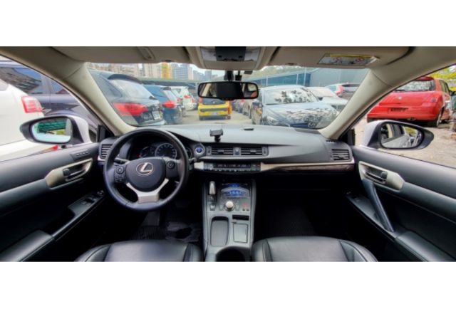 2014 CT200H 大電池9萬已更換 前車主很顧車  第7張相片