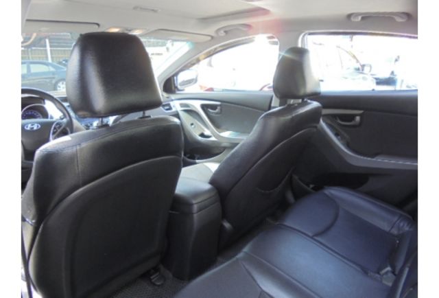 Hyundai ELANTRA  第13張相片