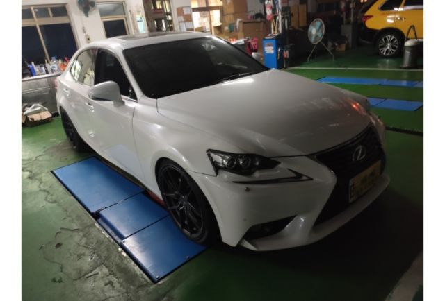 Lexus IS300H  第1張相片