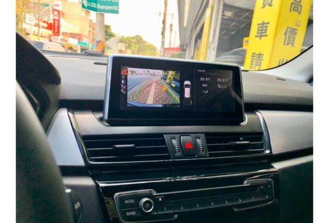 BMW 218dAT  第14張相片