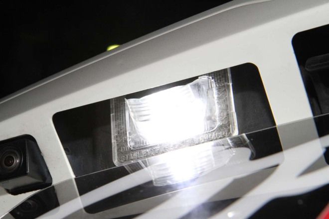 DIY LED牌照燈安裝，提高車尾夜間辨識度