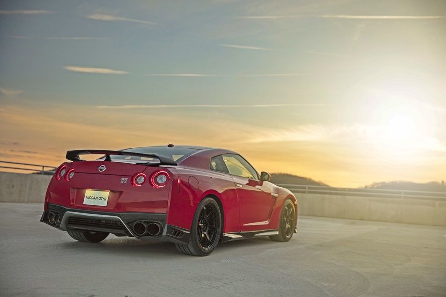 The fresh look inside and out of 2017 GT-R Premium and GT-R NISMO models is present in the new GT-R Track Edition. Highlights include the redesigned hood and front bumper, Daytime Running Lights, and matte chrome finish “V-motion” grille, one of Nissan’s prominent design signatures.