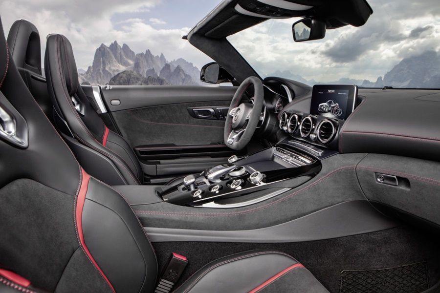 AMG GT Roadster (R 190), 2016; Exterieur: designo diamantweiß bright; Interieur: Leder Nappa Exklusiv schwarz/ red pepper ;Kraftstoffverbrauch kombiniert: 9,4 l/100 km, CO2-Emissionen kombiniert: 219 g/km AMG GT Roadster (R 190), 2016; exterior: designo diamond white bright; interior:Nappa leather exclusive black/red pepper; fuel consumption, combined: 9.4 l/100 km; combined CO2 emissions: 219 g/km