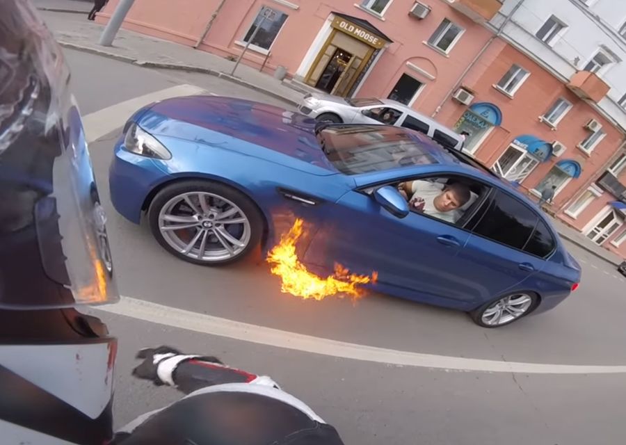 BMW M5俄羅斯街頭飆車自燃新影片流出