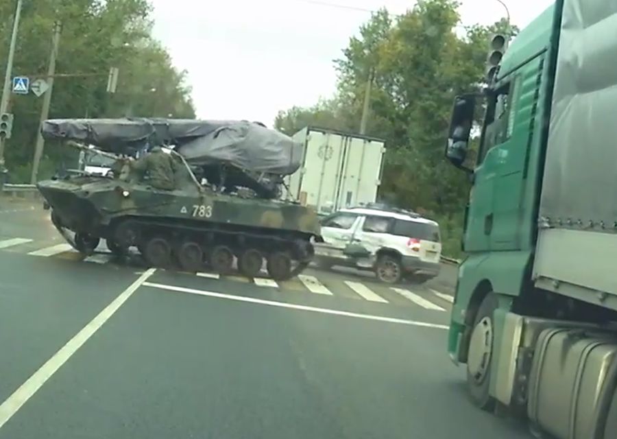 裝甲車撞Skoda 俄羅斯三寶就是狂！