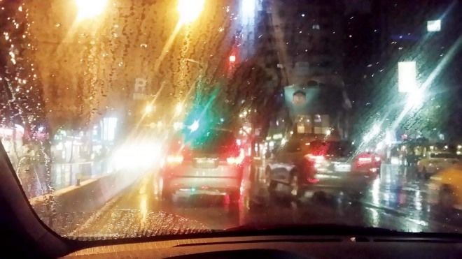 行駛中遇大雨，前方、左右視野變好差，該怎麼辦？