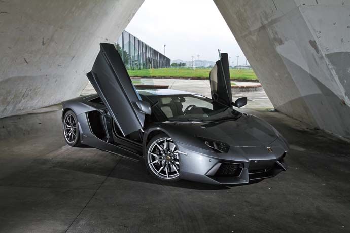 Lamborghini Aventador LP700-4 劃破地表 音爆登場